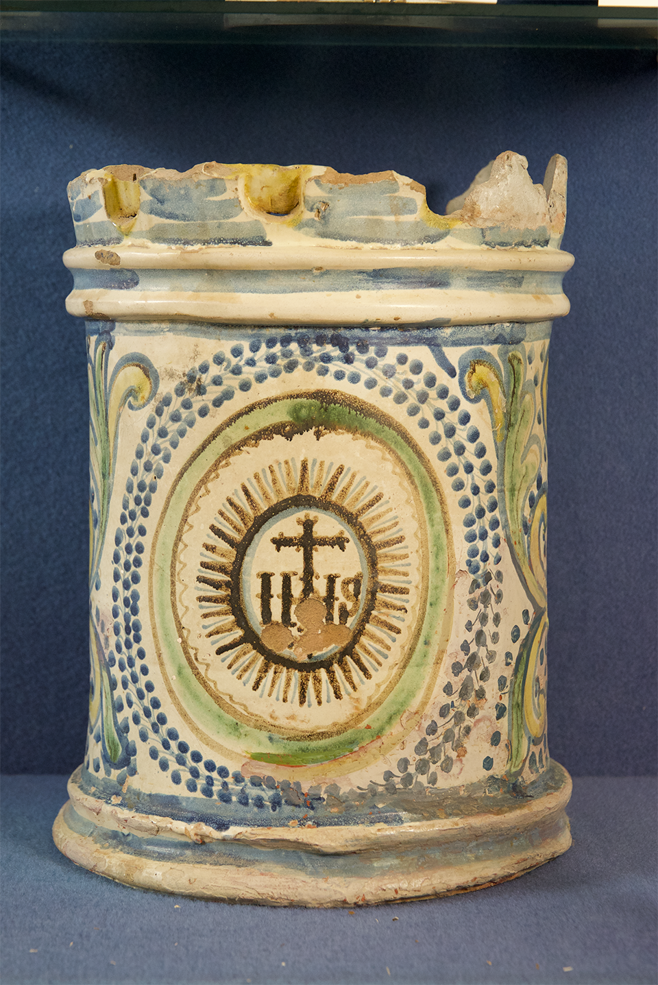 Vaso a torre, con emblema gesuitico (Caltagirone, sec. XVII)