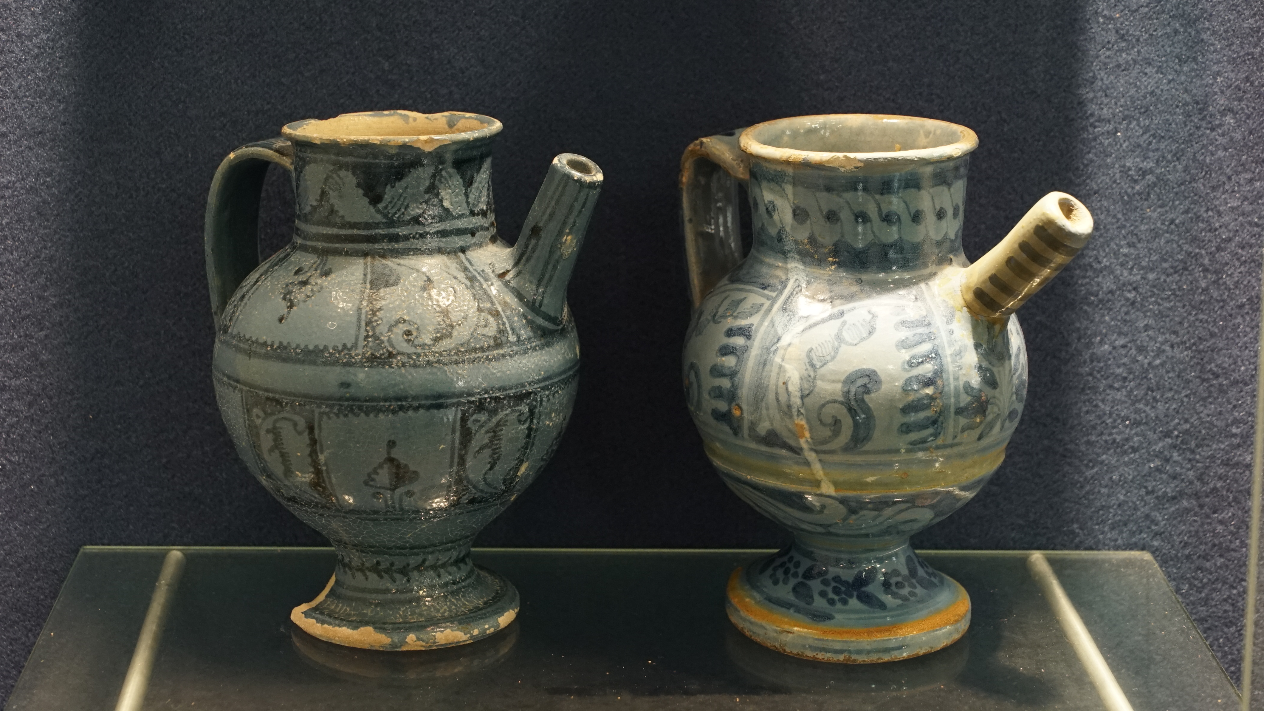 Versatoi a smalto turchino (Caltagirone, sec. XVII)