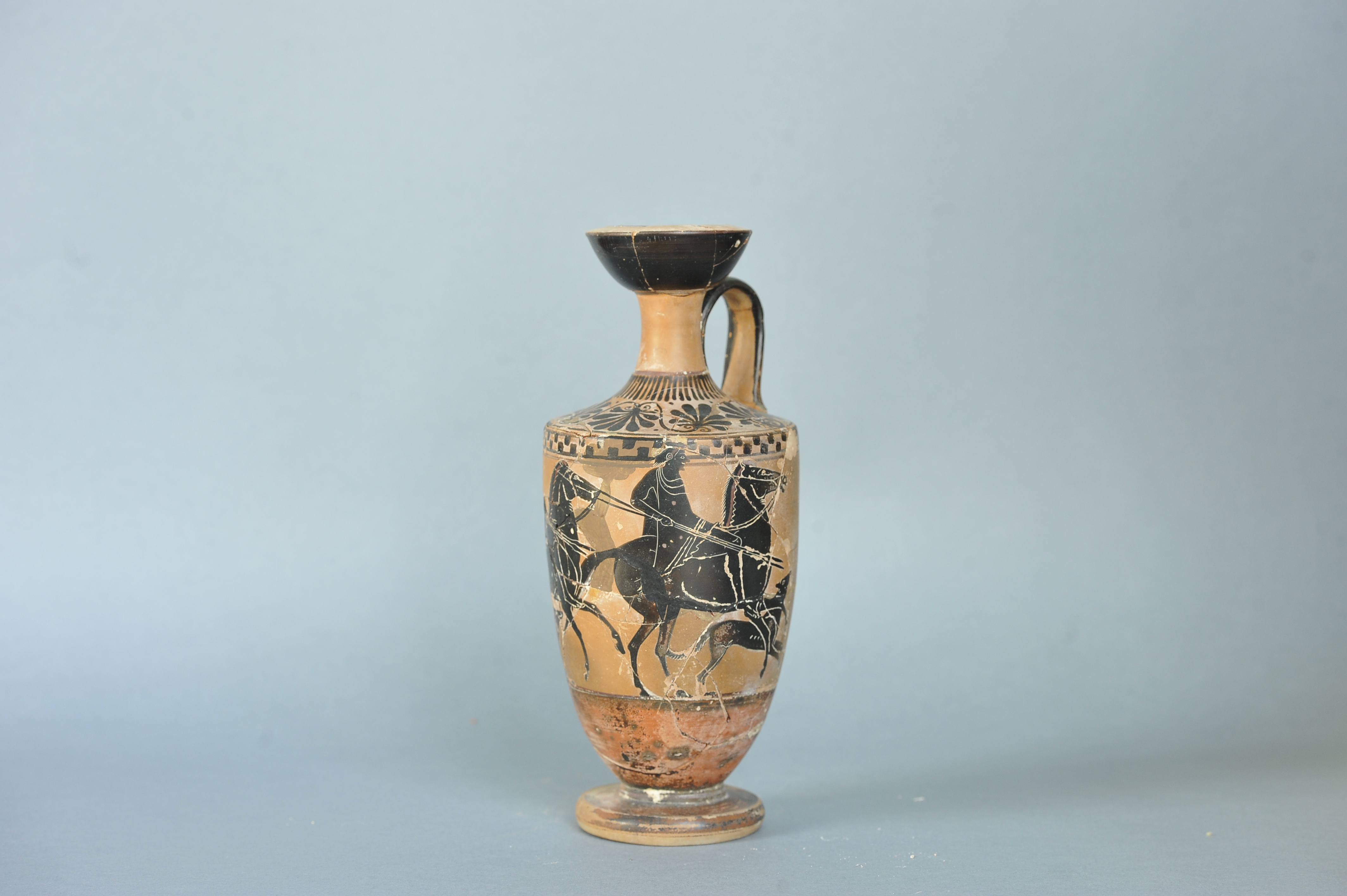 Lekythos attica a figure nere, secc. VI-V a.C