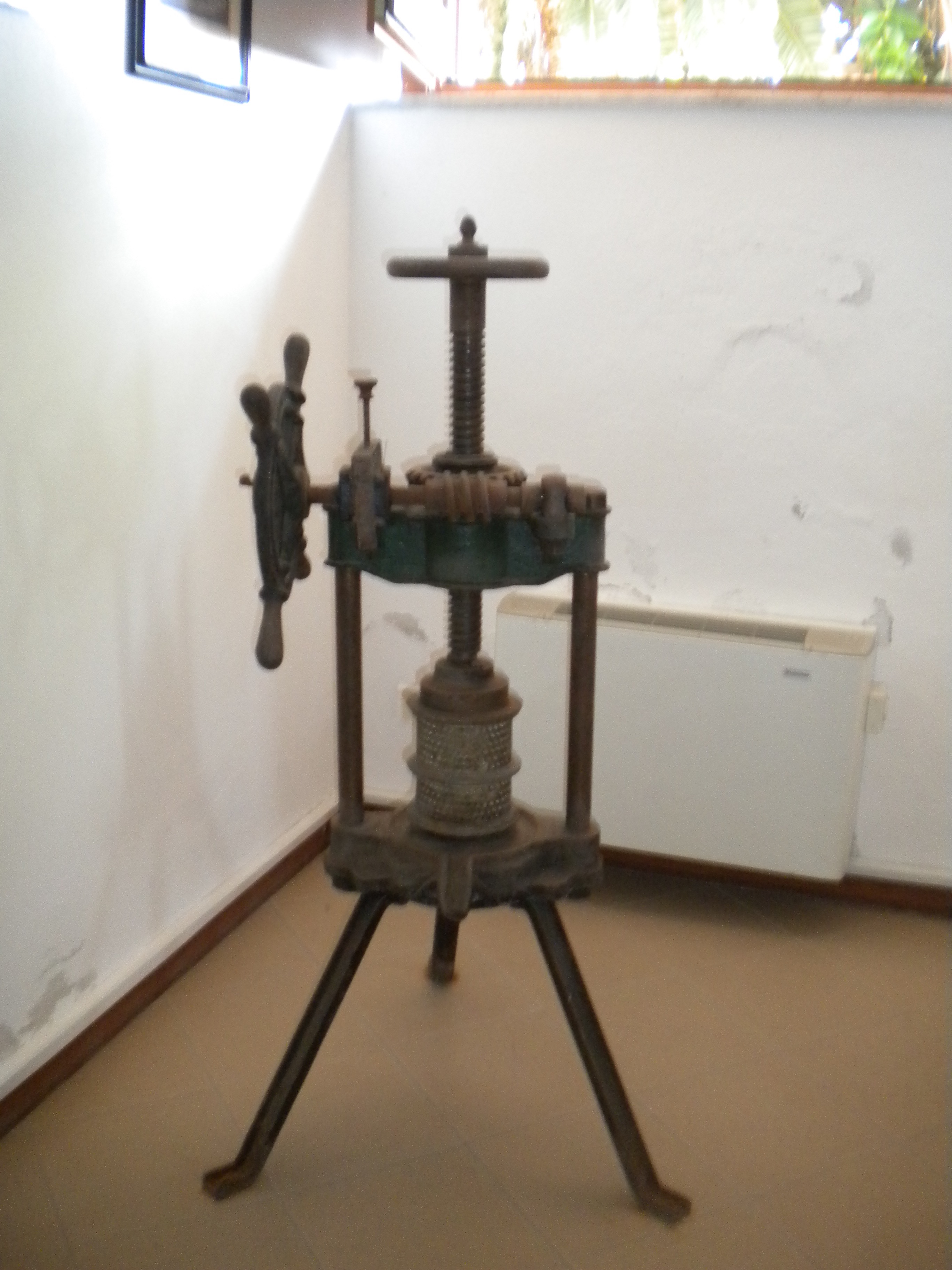 F 3 -  Torchio usato in farmacia per ottenere olio di mandorle dolci o olio di ricino, A. 1880 ca.