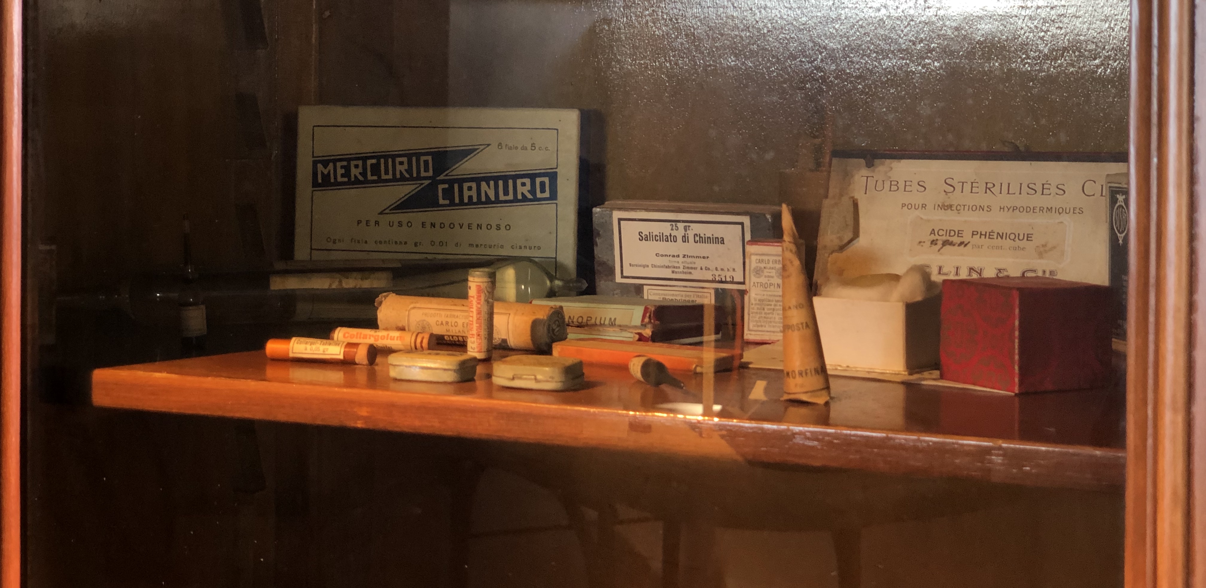 Confezioni di pPreparazioni farmaceutiche in commercio nei primi decenni del 1900 