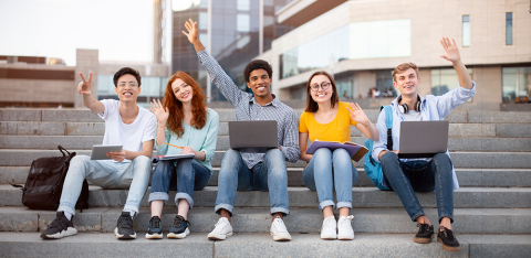 gruppo di studenti felici
