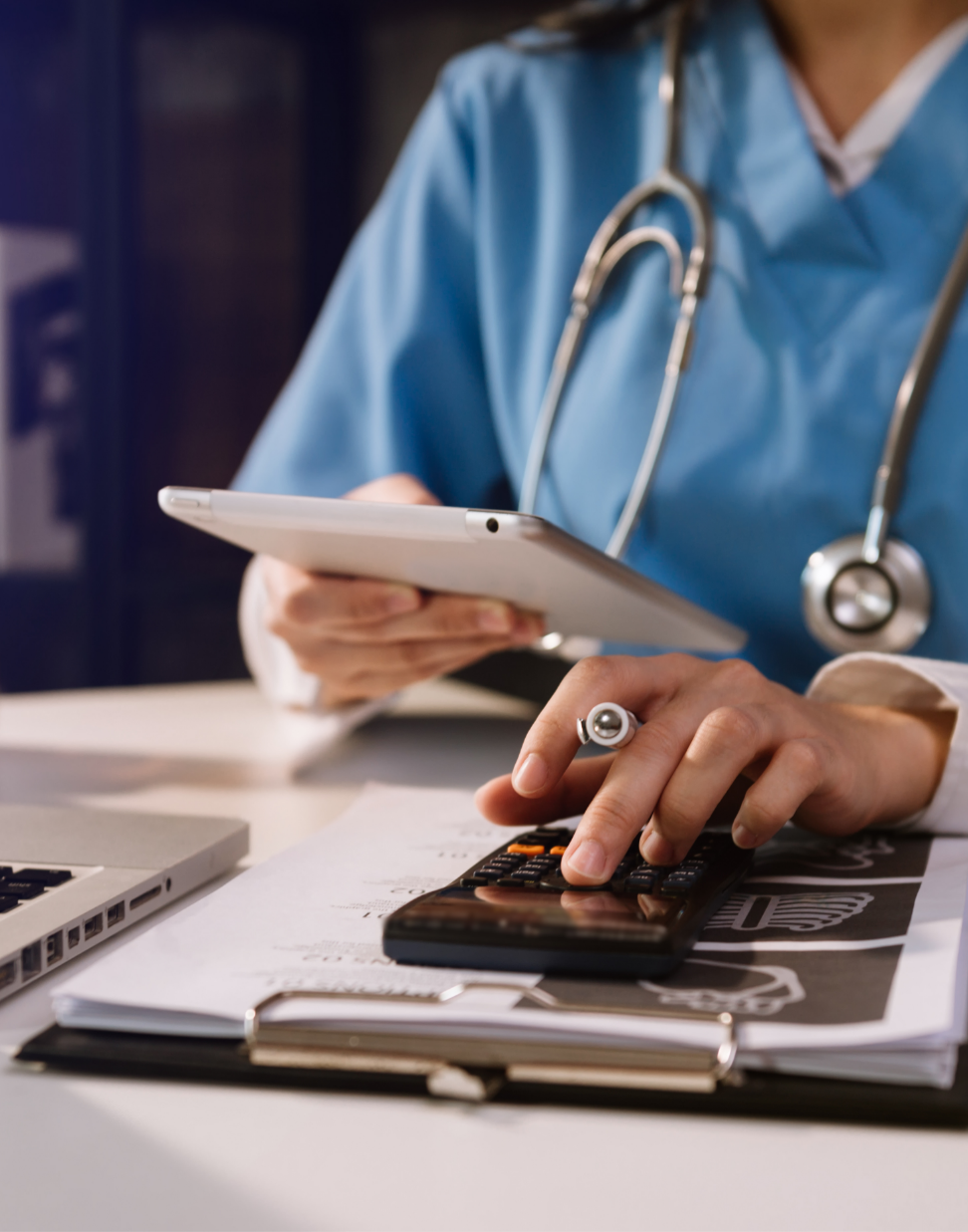medico con tablet, cellulare e cartella clinica