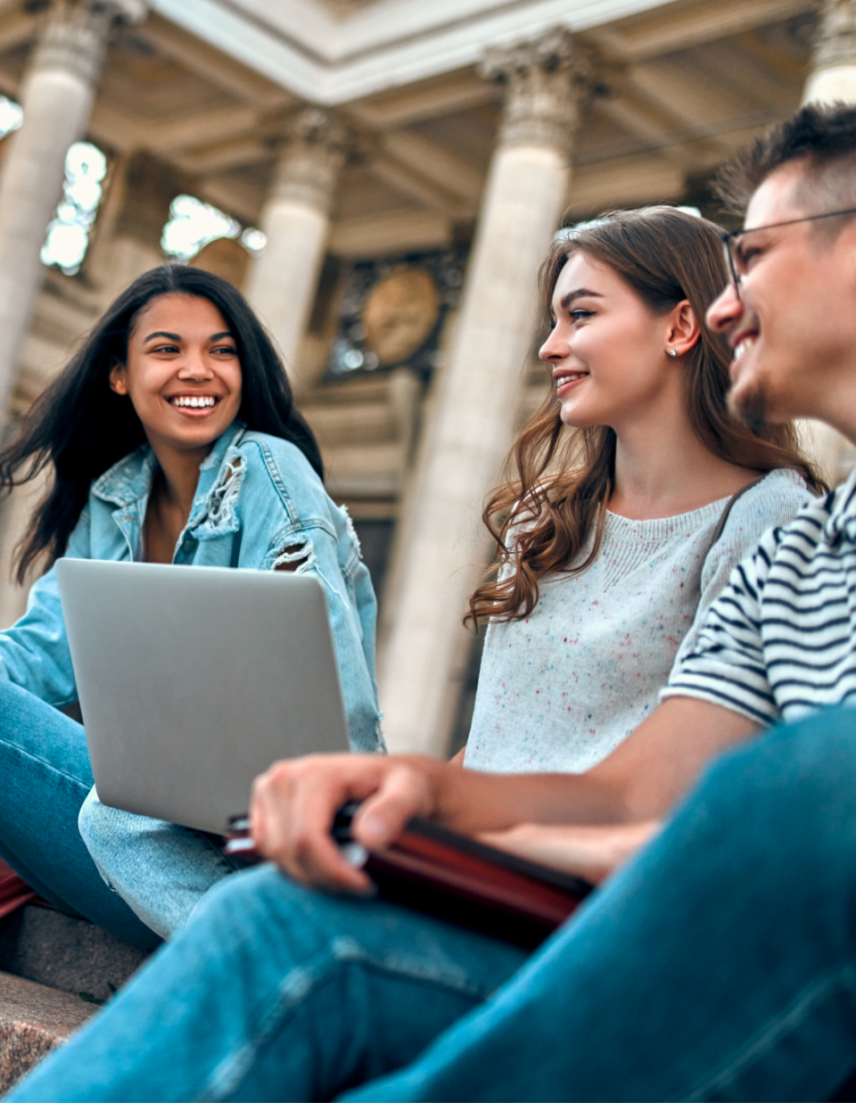 ragazzu sorridono all'esterno dell'ateneo