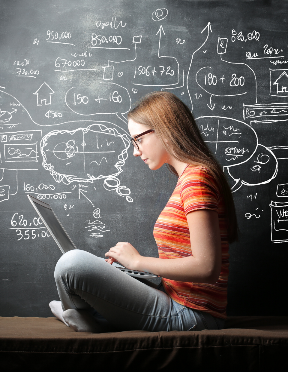ragazza con laptop seduta gambe incrociate lavagna sullo sfondo