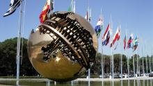 statua globo dorata, bandiere sullo sfondo
